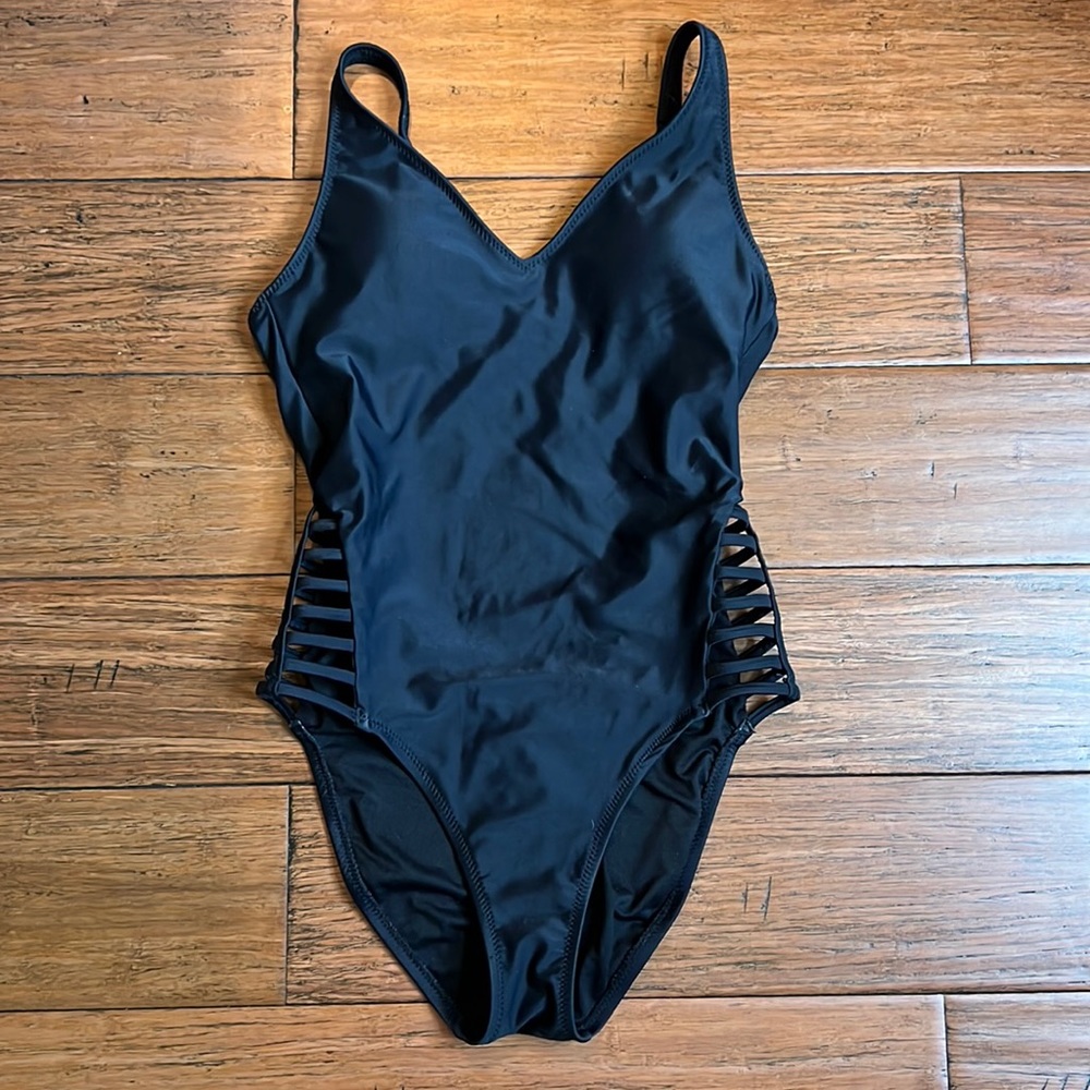 Women’s Shade & Shore Black Medium Coverage One Piece Swimsuit Small